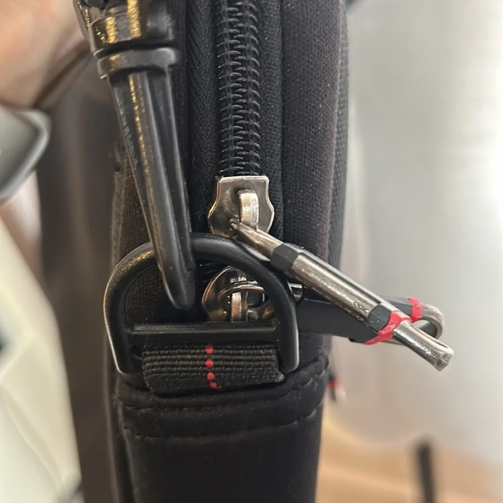 Samsonite Large Laptop Messenger Computer Bag with adjustable strap